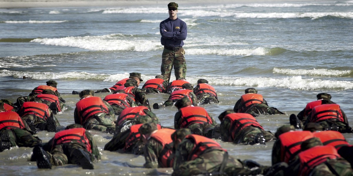 By dostać się do super elitarnej jednostki Navy SEALs trzeba przejść wiele niezwykle trudnych, nie tylko kondycyjnie, prób