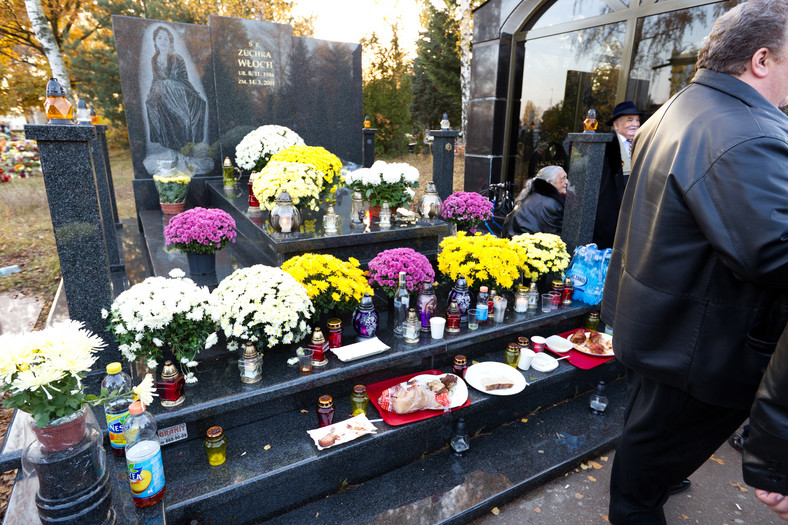 Tradycyjne spotkanie na grobach bliskich w Dniu Wszystkich Świętych na cmentarzu Junikowo, Poznań