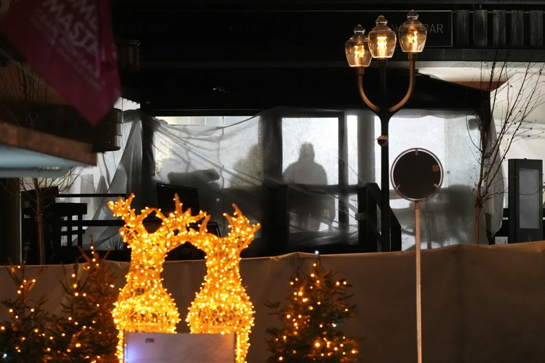 Ljudi odaju požtu žrtvama požara u Krans-Montani