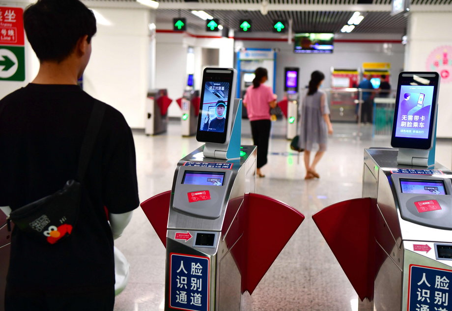 Szczegółowa kontrola przy wejściu do metra to codzienność wielu Chińczyków, niewyobrażalna w Europie.