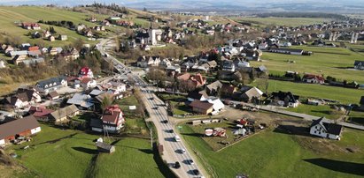 Gigantyczny korek na zakopiance. Ludzie ruszyli na majówkę mimo zakazu wynajmu kwater i obostrzeń. Za co w majówkę możesz dostać mandat?