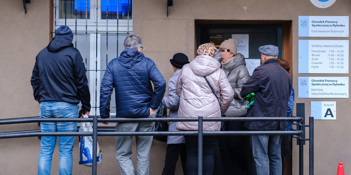 Kolejka przed Ośrodkiem Pomocy Społecznej w Rybniku. Spóźnialscy składają wnioski o dodatek węglowy. 