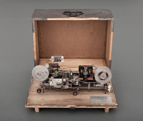 Aparat do wygrawerowywania śladu dźwiękowego optycznego w nośniku magnetycznym dla celów udźwiękowiania filmów 35 mm bez laboratoriów i biurokracji,  1975, fot./photo Maciej Landsberg © własność Danuty, Malwiny i Sabiny Antoniszczak