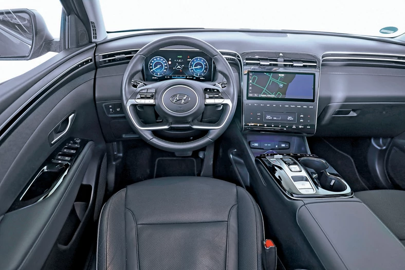 Hyundai Tucson 2022 - na zdjęciu kokpit najbogatszej wersji Platinum, ale Executive też ma cyfrowe wirtualne zegary, wyszukane wzornictwo i dobrą ergonomię obsługi.