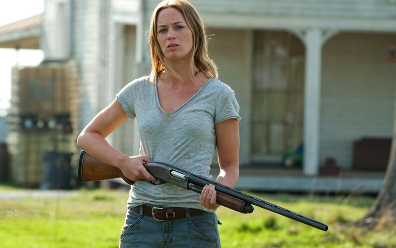 Co do tego, że nowy film Denisa Villeneuve'a ma widoki na Oscary, krytycy nie mają wątpliwości. "Sicario" to bowiem mroczny thriller, który "trzyma widza za gardło od pierwszych ujęć do samego końca", a klimatem przypomina kultowy już serial HBO "Detektyw". Na faworyta w rywalizacji o laury Amerykańskiej Akademii Filmowej typowany jest zwłaszcza demoniczny Benicio Del Toro jako tajemniczy "konsultant" i Emily Blunt w roli agentki FBI oddelegowanej do jednostki specjalnej rozpracowującej gang z Ciudad Juárez. Kate Macer stopniowo poznaje szczegóły operacji, która często ociera się o granicę prawa i moralności, prowadząc do najgłębszych czeluści przestępczego piekła. Przewodnikiem po jego kolejnych kręgach staje się dla niej ów tajemniczy współpracownik CIA w osobie Del Toro. CZYTAJ WIĘCEJ >>>