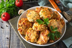 Kotlety siekane z kurczaka i cukinii. Tak robi je Jakub Kuroń