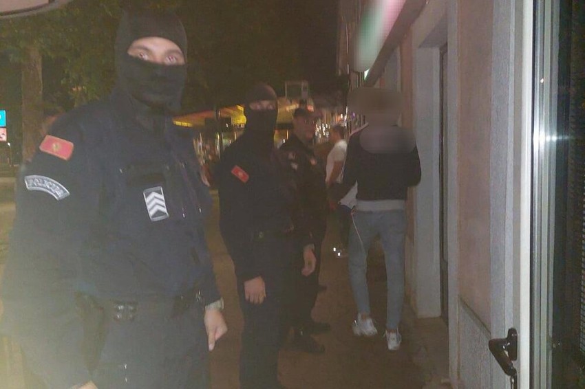 Policajci prilikom racije