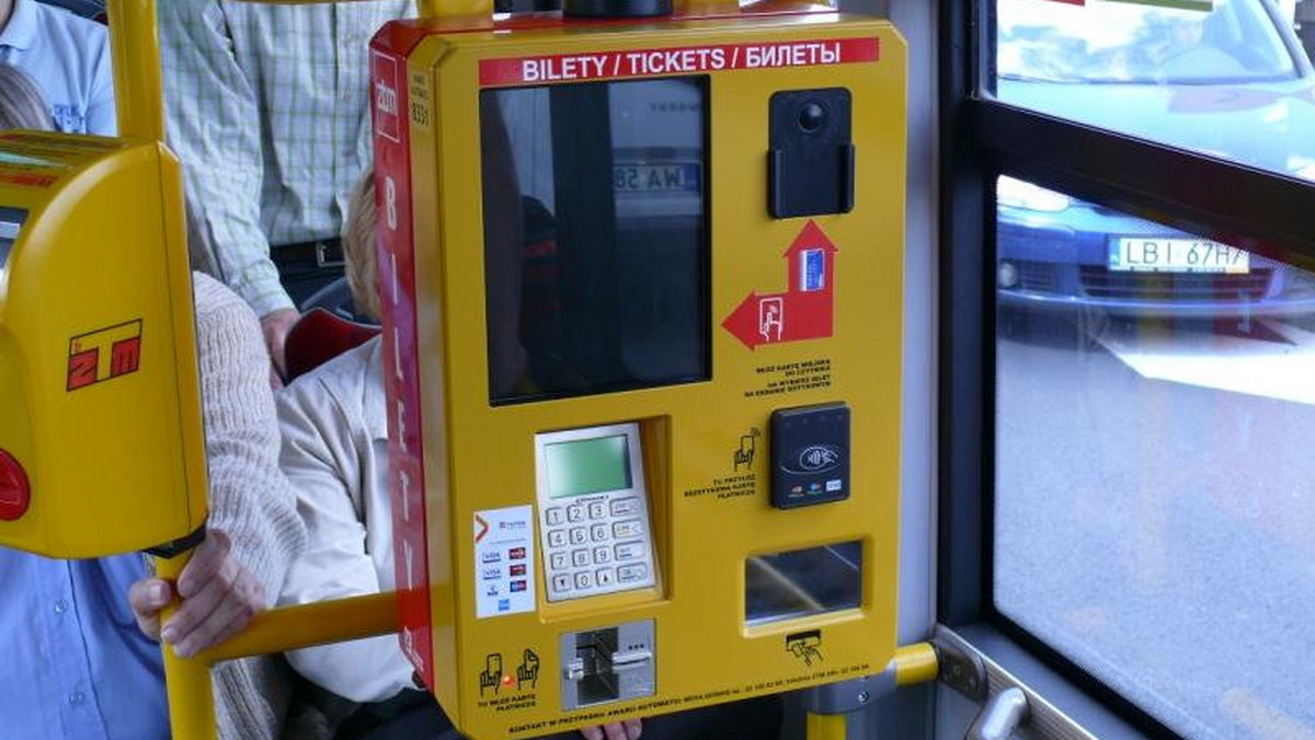 Prawie wszystkie pojazdy Miejskich Zakładów Autobusowych w Warszawie mają już biletomaty. Właśnie zakończony został proces ich montowania. Urządzeń tych nie mają tylko pojazdy przeznaczone w najbliższym czasie do kasacji.
