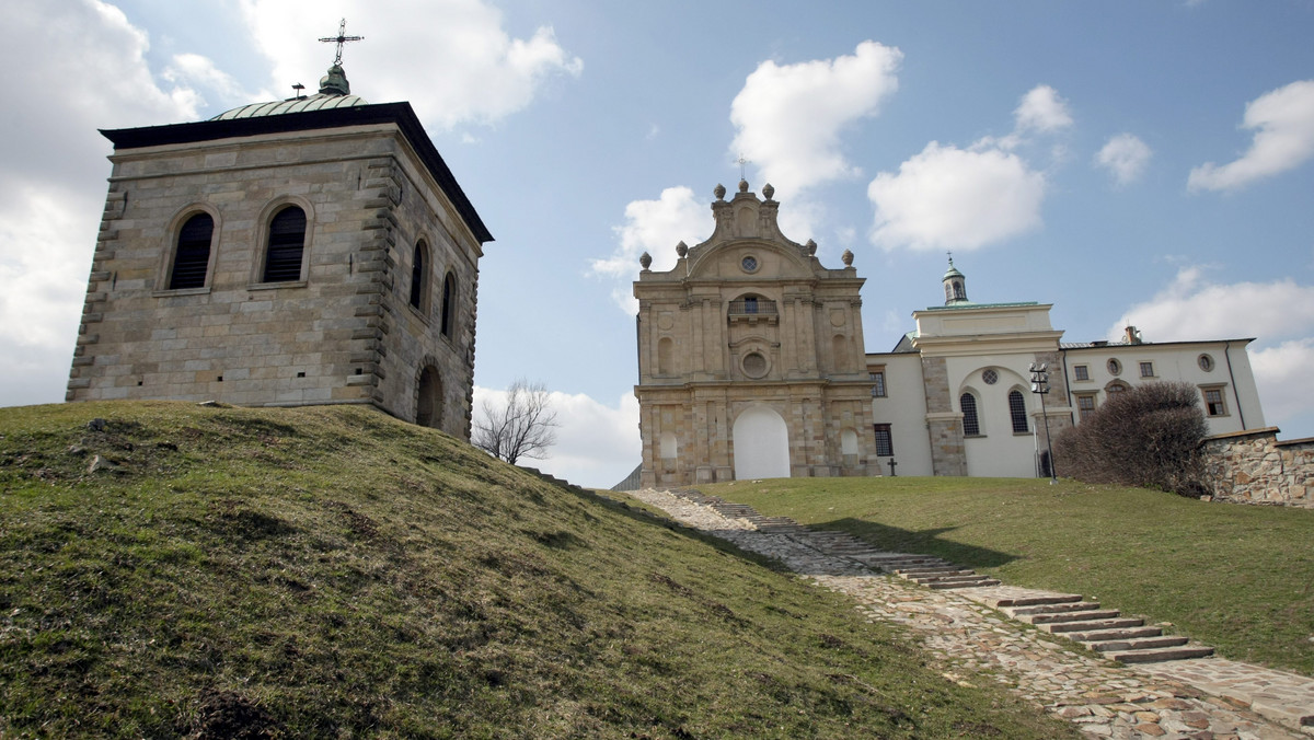 Prawie każda z najbardziej znanych atrakcji turystycznych w Świętokrzyskiem odnotowała w zeszłym roku wzrost liczby odwiedzających. Tradycyjnie już największą popularnością cieszyły się JuraPark w Bałtowie i Klasztor na Świętym Krzyżu. Wielu turystów odwiedziło też obiekty znajdujące się w okolicach Chęcin.