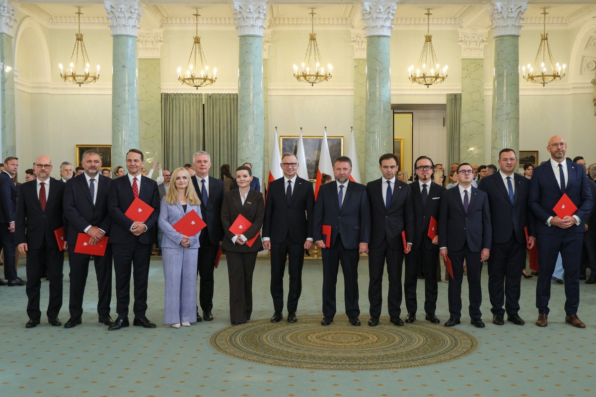 Prezydent RP Andrzej Duda (C) podczas zmiany w składzie Rady Ministrów w Pałacu Prezydenckim w Warszawie.