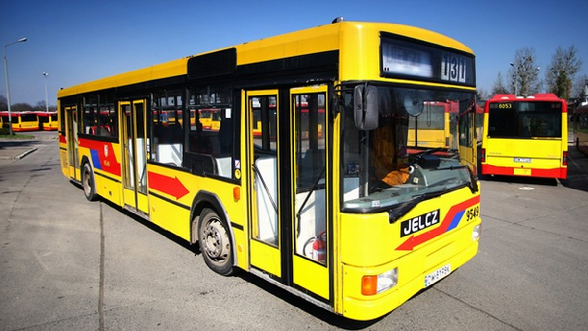 MPK Wrocław wystawiło na sprzedaż 10 autobusów jelcz M121M z 1996 roku. Można je kupić już nawet za 3, 5 tys. zł. Na oferty firma czeka do 8 stycznia. Wcześniej MPk sprzedawało stare ikarusy.