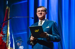 Chajzer pokazał zdjęcie z rodziną, którą przyjął pod dach