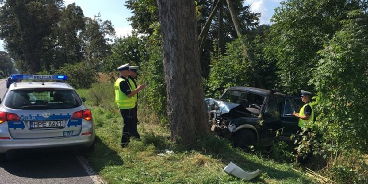 Auto owinęło się na drzewie. Zginął pasażer