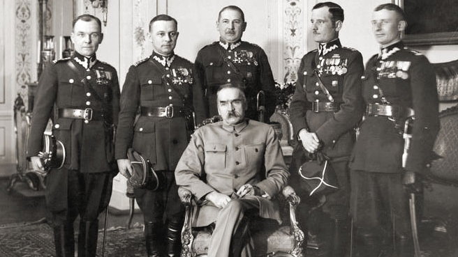 Józef Piłsudski w towarzystwie oficerów, 1930 rok
