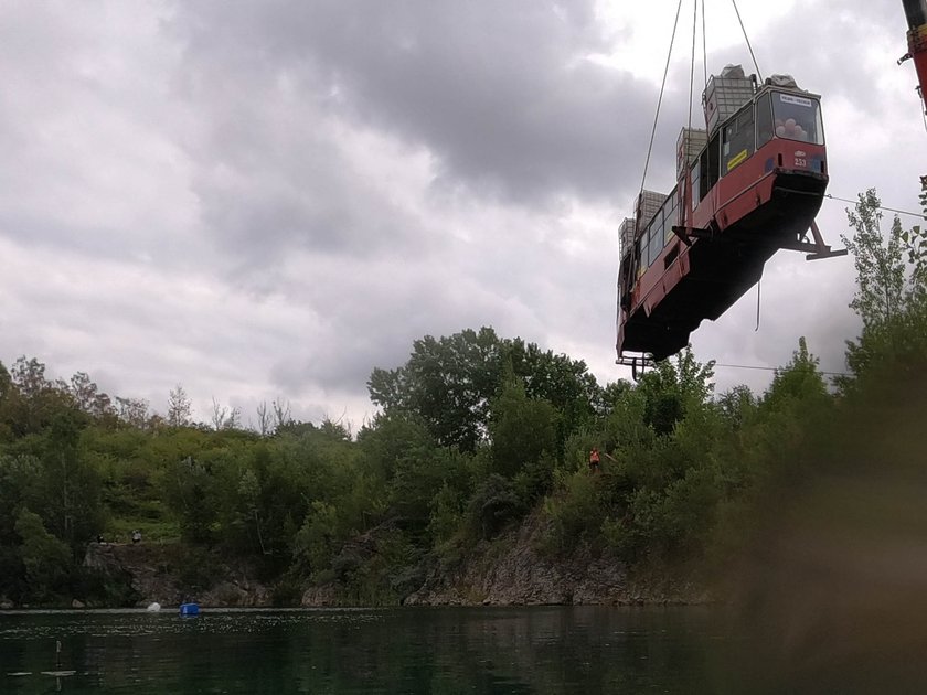 Utopili tramwaj w zbiorniku na terenie starego kamieniołomu