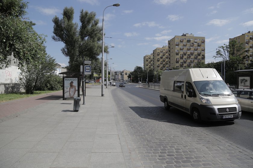 Bus mija przystanek autobusowy