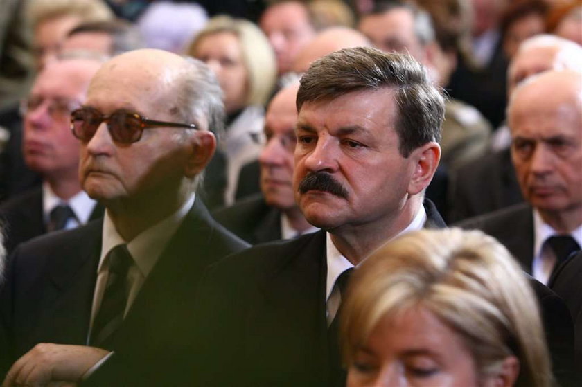 Kwaśniewski modli się na pogrzebie Szmajdzińskiego. ZDJĘCIA