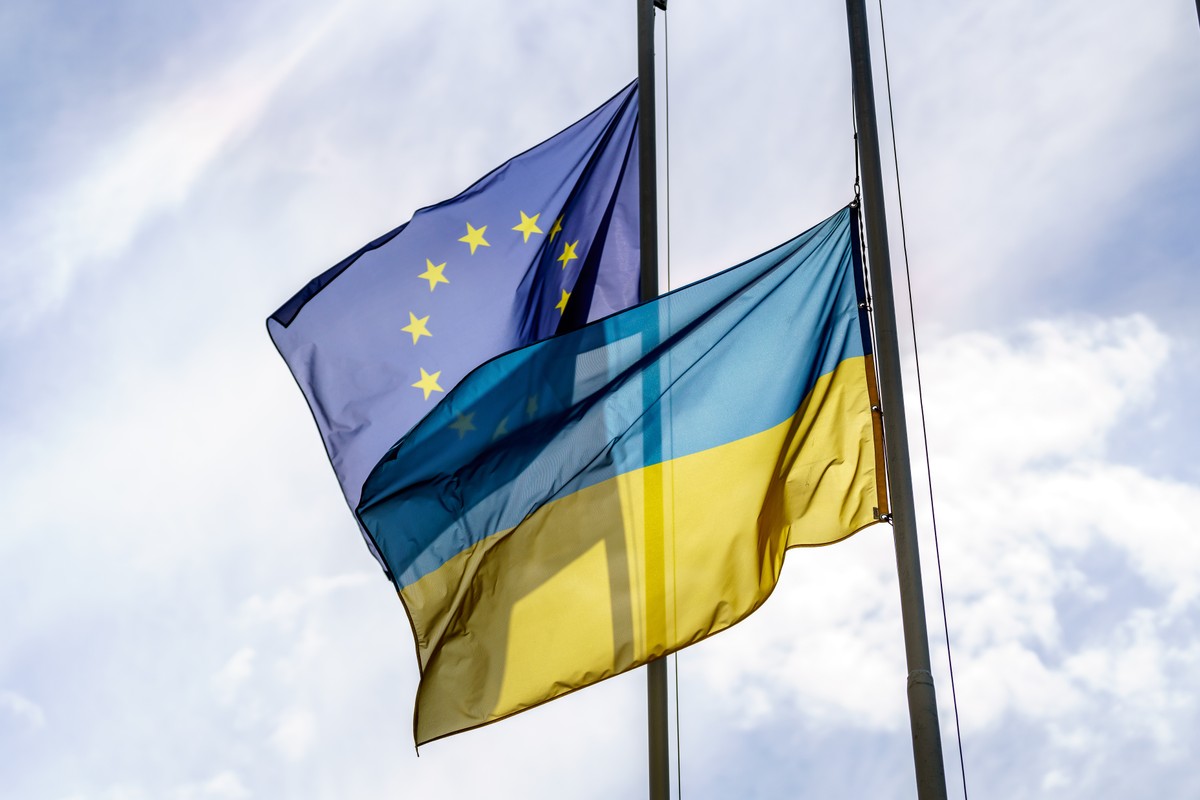 - Ukraina przechodzi trudne czasy. Wojna zniszczyła nasz system energetyczny, ale nie złamała naszego ducha. Odbudowujemy się, a odnawialna energia odgrywa kluczową rolę w tym procesie - mówi Andrij Konechenkov