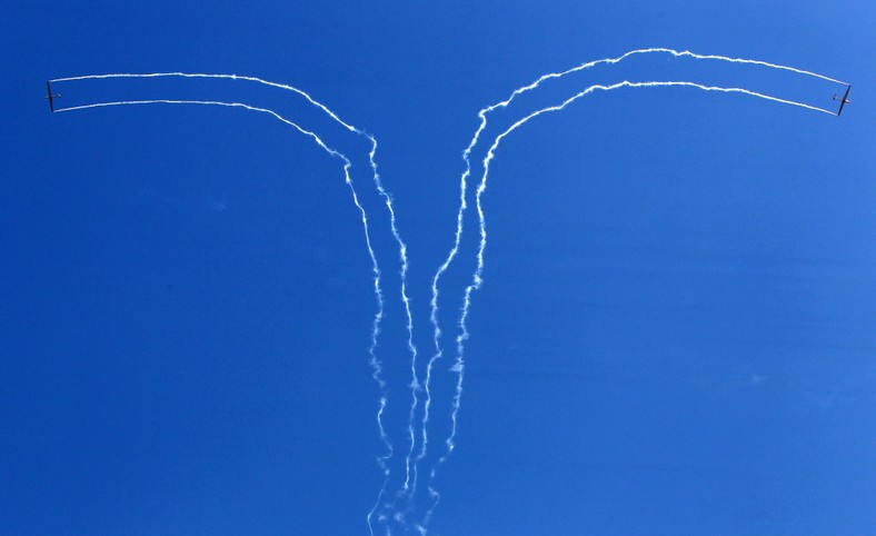 Amerykańskie odrzutowce F-16 z eskadry Air Force Thunderbirds w trakcie pokazów lotniczych akrobacji podczas „Constanta Air Show 2011” na lotnisku Mihail Kogalniceanu obok rumuńskiej miejscowości Constanta (9), 250 km od stolicy kraju – Bukaresztu.  8. czerwca 2011 r. Fot. EPA/ROBERT GHEMENT, Dostawca PAP/EPA.