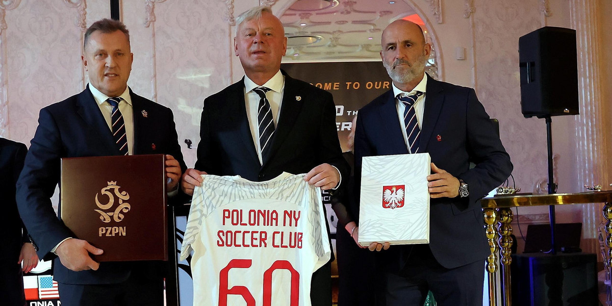 Cezary Kulesza (z lewej) z trenerem Michałem Probierzem i prezesem Polonii New York Soccer Michałem Siwcem (w środku).