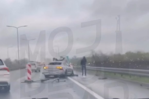 (VIDEO) Teška nesreća kod Obrenovca: Rasuti delovi vozila po putu, saobraćaj usporen