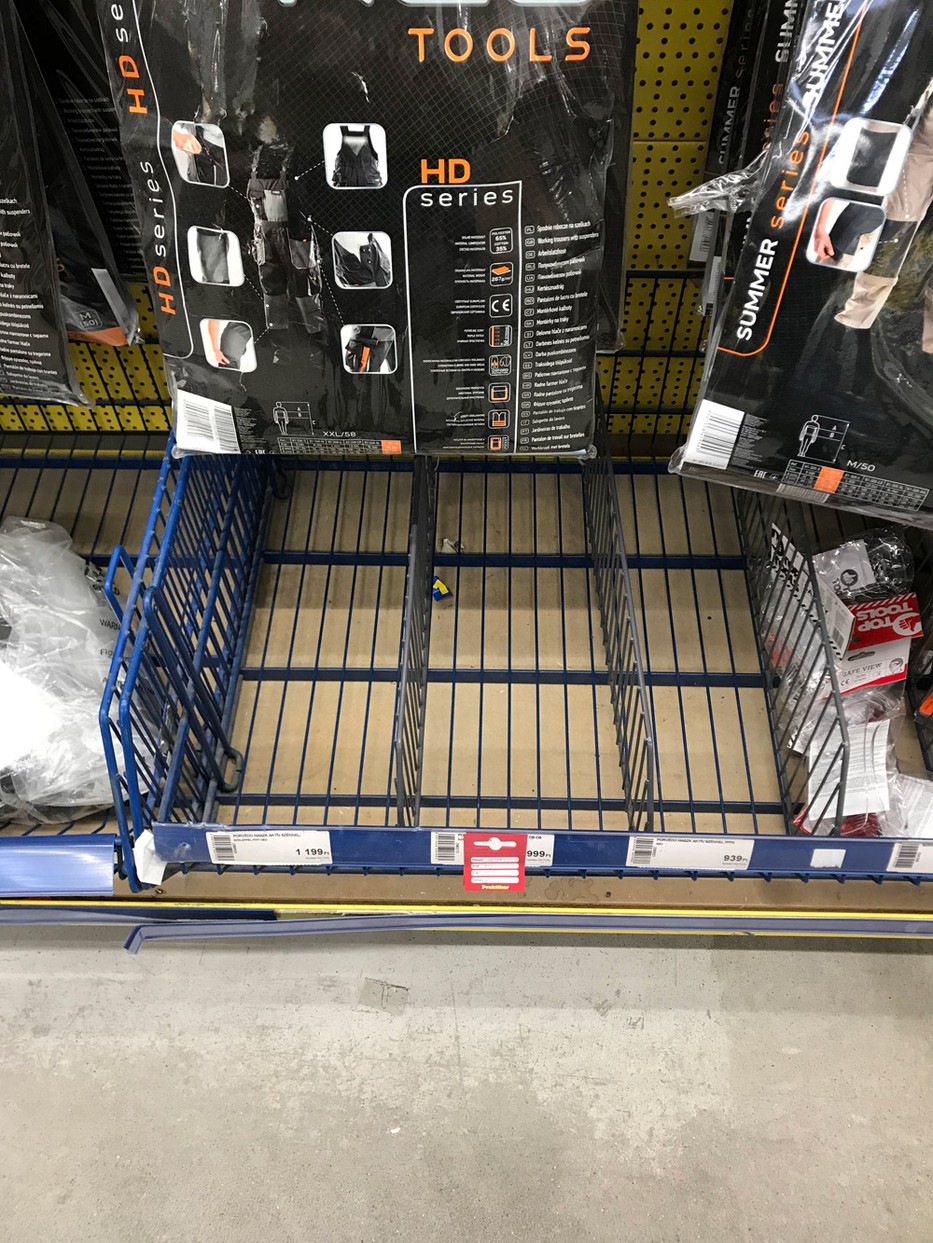 Egy fővárosi Praktiker áruházból érkezett fotó, a szájmaszkok kifosztva / Fotó: Olvasóriporter