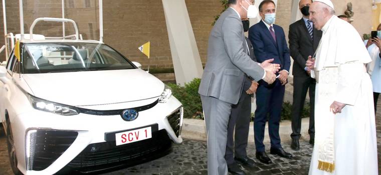 Papamobile na wodór - nowa Toyota dla papieża