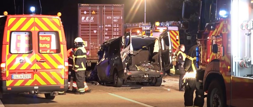 Bus, którym jechali Polacy, dostał się pod ciężarówkę