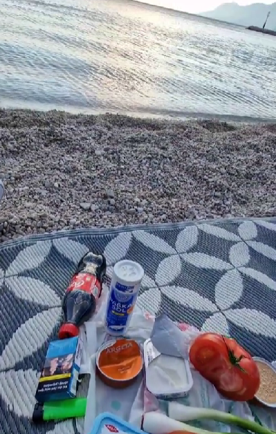 Muž sa na TikToku pochválil, ako si užíva občerstvenie na chorvátskej pláži.
