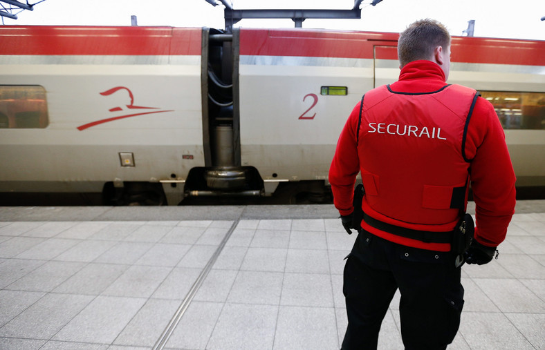 Członek personelu ochronnego na peronie pociągu Thalys belgijskiej kolei SNCB na południowym dworcu kolejowym w Brukseli, Belgia, 7 stycznia 2016 r.