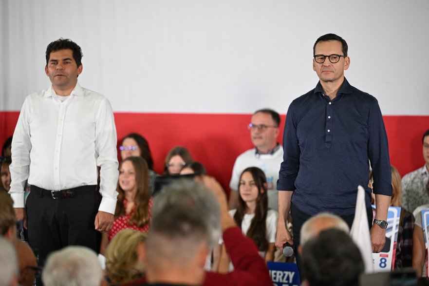 Mateusz Morawiecki i Lucjusz Nadbereżny podczas wiecu wyborczego w Stalowej Woli, 2 października 2023 r.