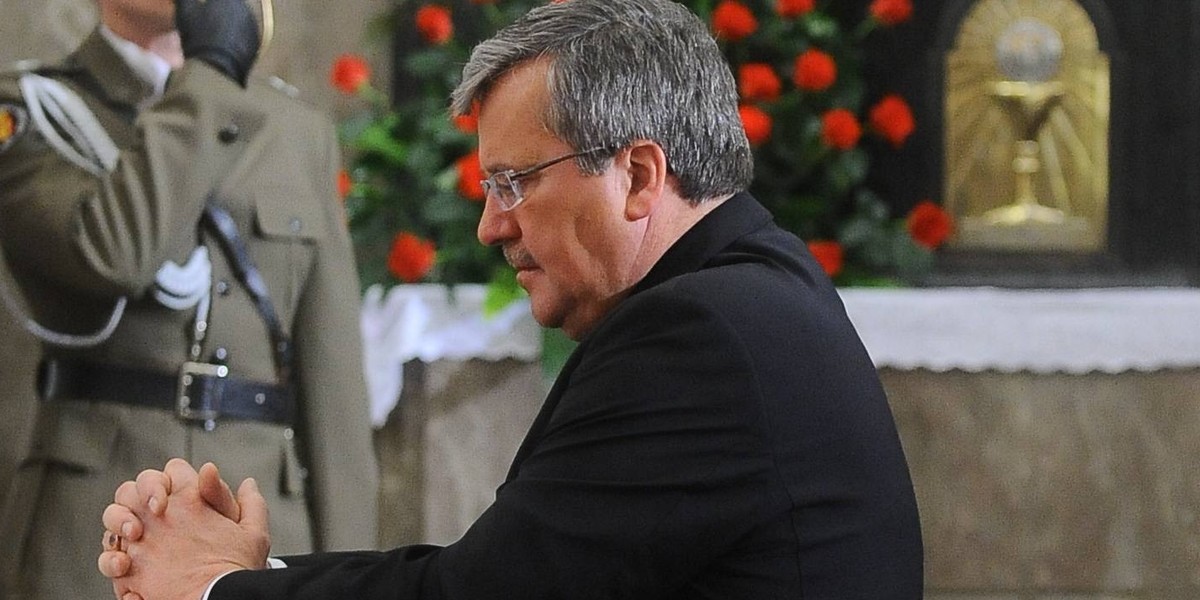 Bronisław Komorowski klęczy w kościele