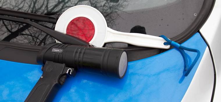 Wystawił zakaz parkowania na podjeździe dla... policjantów drogówki
