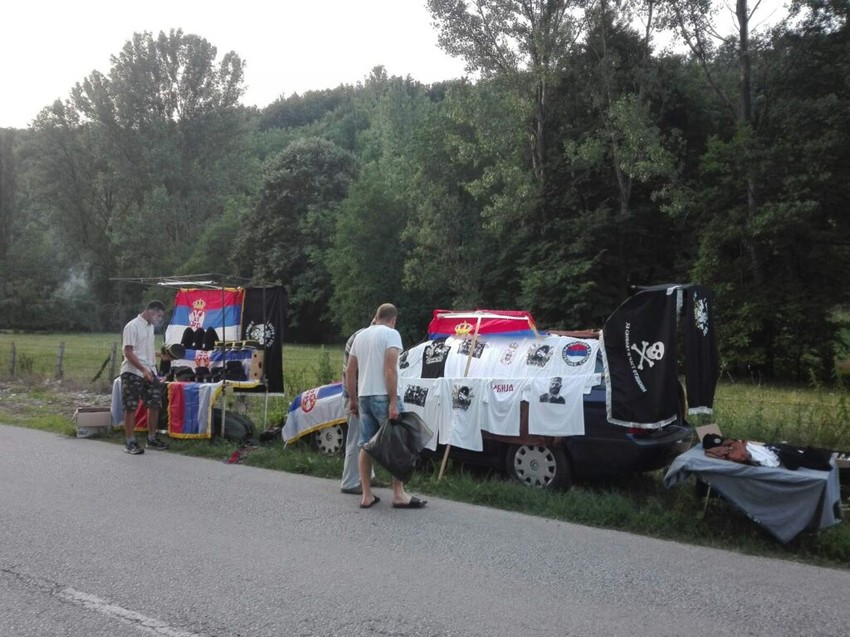 Naravno tu su i tezge sa majicama, zastavama...