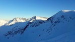 Na środku Mulhacen (3494 m n.p.m.) widziany spod Pico Veleta. Po lewej Alcazaba