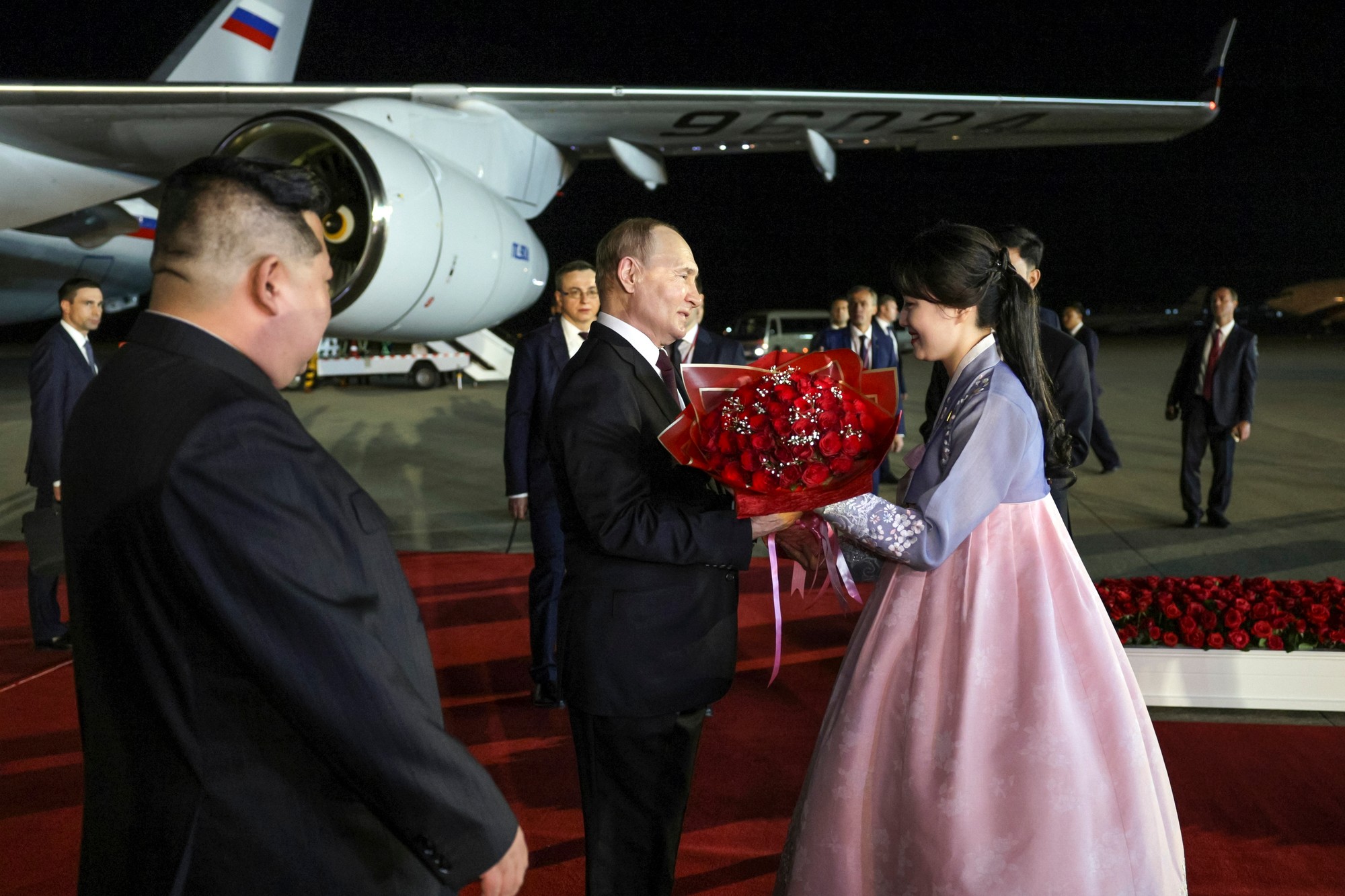 Putina na letisku v Pchjongjangu privítal severokórejský vodca Kim Čong-un.