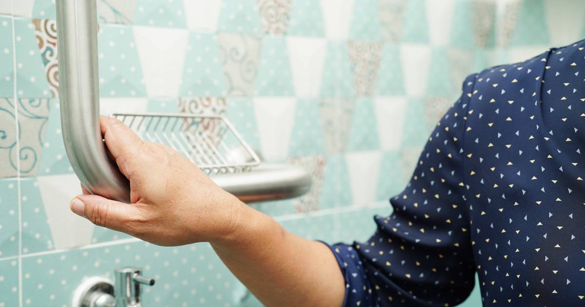 Jak często seniorzy powinni brać prysznic? Podano konkretną liczbę