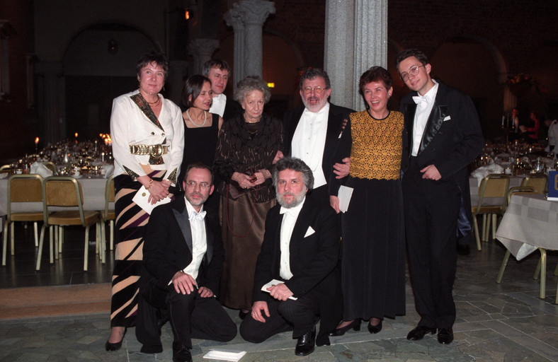 Sztokholm, 1996. Wisława Szymborska (czwarta od lewej), Michał Rusinek (pierwszy od prawej) podczas uroczystego bankietu