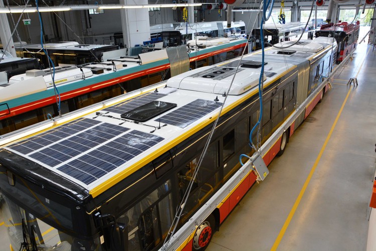 Trwa produkcja solarisów dla Miejskich Zakładów Autobusowych w Warszawie. Plan jest taki, że 80 pojazdów (w tym 60 przegubowych), przyjedzie do Warszawy do końca roku. Pierwsze powinny dojechać już we wrześniu. To będą pierwsze warszawskie autobusy wyposażone seryjnie w panele fotowoltaiczne (na zdjęciu są widoczne na dachach autobusów). Stanowią dodatkowe źródło prądu wykorzystywane m.in. do zasilania elektronicznych monitorów i biletomatów oraz oświetlenia LED. Dzięki temu zużycie paliwa jest niższe o kilka procent.  Kolejna innowacja: autobusy zostały wyposażone w blokady przeciwalkoholowe. Zanim kierowca włączy silnik takiego wozu musi najpierw chuchnąć w „balonik”.