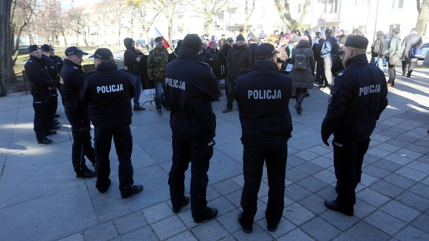 Awantura wokół pomnika ks. Jankowskiego. Doszło do przepychanek