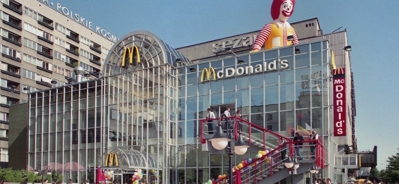 Big Mac za 25 tys. zł, tłumy chętnych pilnowane przez ochroniarzy. Tak otwierał się pierwszy McDonald's w Polsce [FOTO]