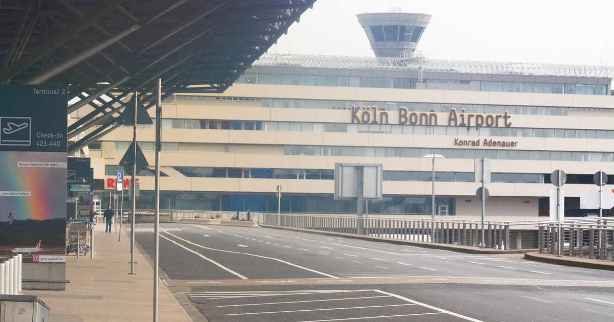 Dwóch Rumunów goniło Airbusa po płycie lotniska. Zdjęcie trafiło do sieci. To była scena jak z filmu