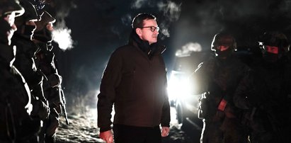 Premier Morawiecki na granicy. Pojechał na nocny patrol z żołnierzami [RELACJA]