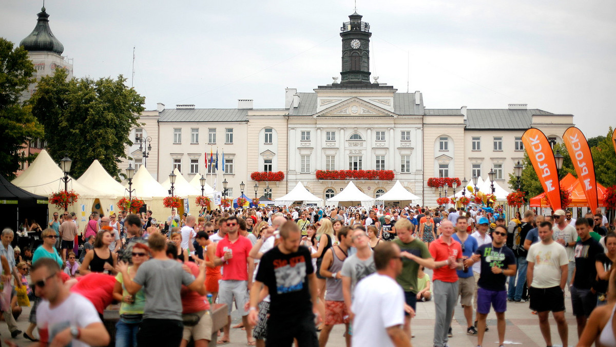 Od ostatniej edycji płockiego wydarzenia nie minął jeszcze miesiąc, a organizatorzy już myślą o przyszłym roku. Audioriver 2018 chcieliby tworzyć w dużo większym gronie niż obecnie i dlatego już teraz zapraszają do współpracy wszelkie organizacje i twórców, którzy mają jakiś pomysł na zaistnienie podczas festiwalu. Poszukiwani są m.in. performerzy, scenografowie, teatry, NGOs, aktywiści, kluby i artyści z najróżniejszych dziedzin sztuki.