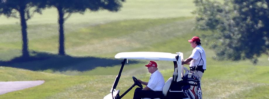Donald Trump na jednym ze swoich pól golfowych. Trump National Golf Club in Sterling, w stanie Wirginia