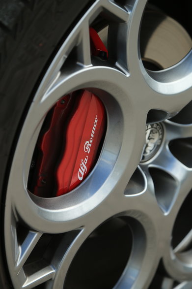 Alfa Romeo Tonale jest wyposażone w standardzie w stałe zaciski Brembo z 4 tłoczkami.