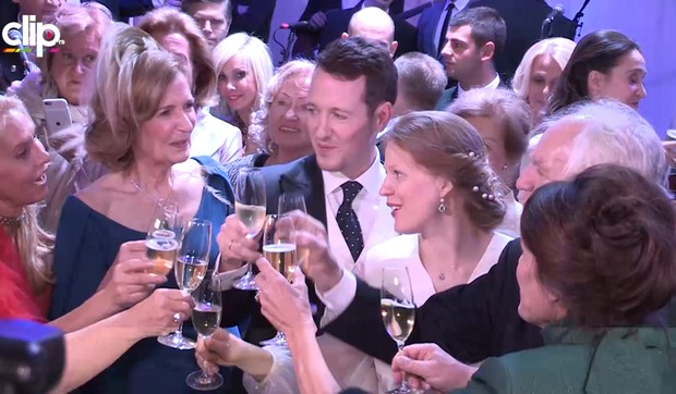 scena_e373_show_clip_safe