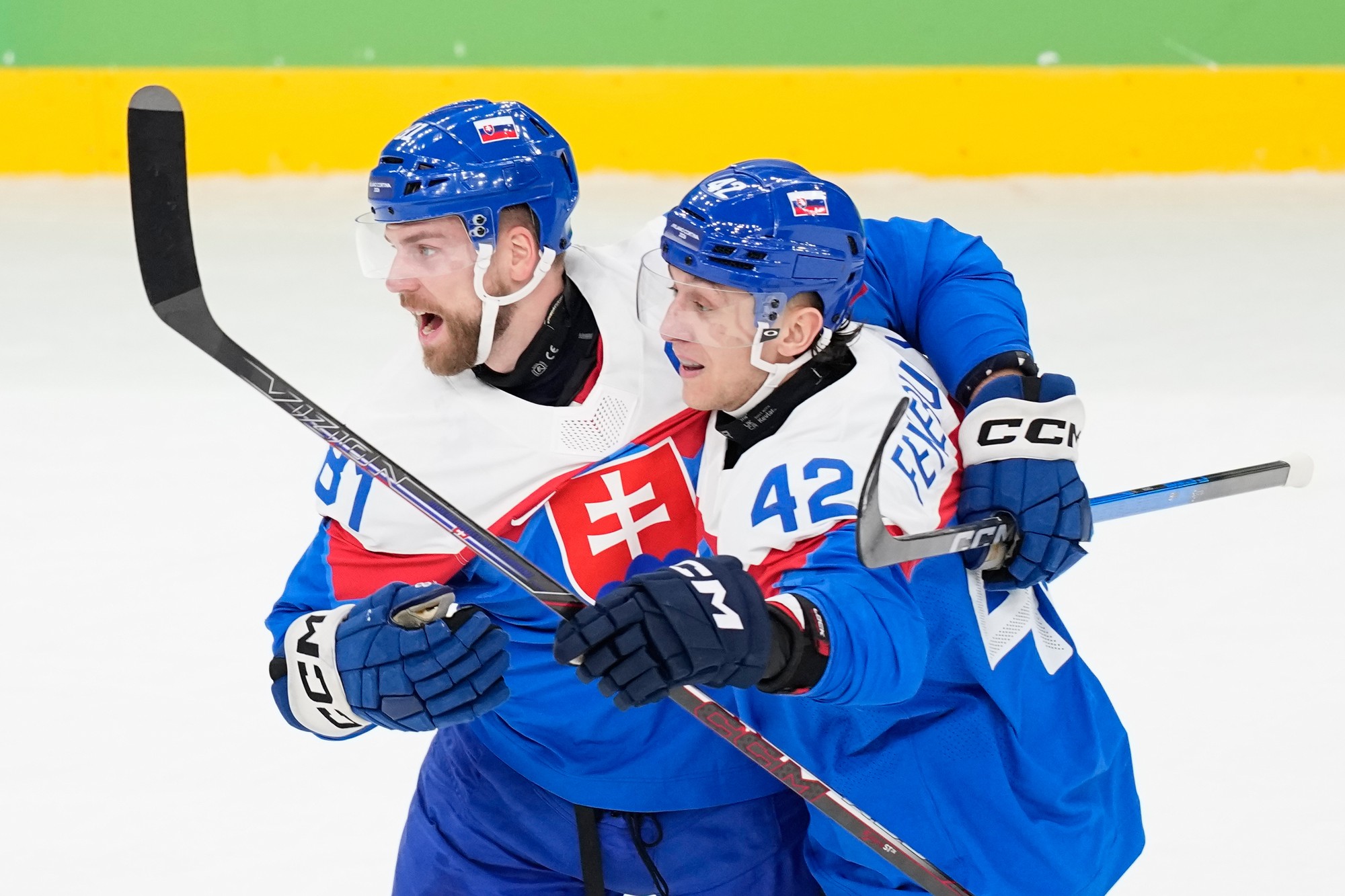 Erik Černák a Martin Fehérváry počas štvrťfinále hokejového zápasu medzi Slovenskom a Nemeckom.