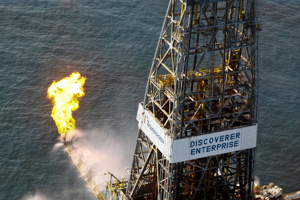 Statek wiertniczy Discoverer Enterprise, który wypala ropę z wycieku Deepwater Horizon. Fot. Bloomberg