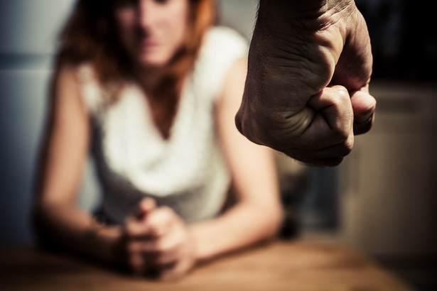 Niestety sprawy o przemoc domową i gwałt – od etapu zgłoszenia – nader często zmieniają się w sąd nad ofiarą.